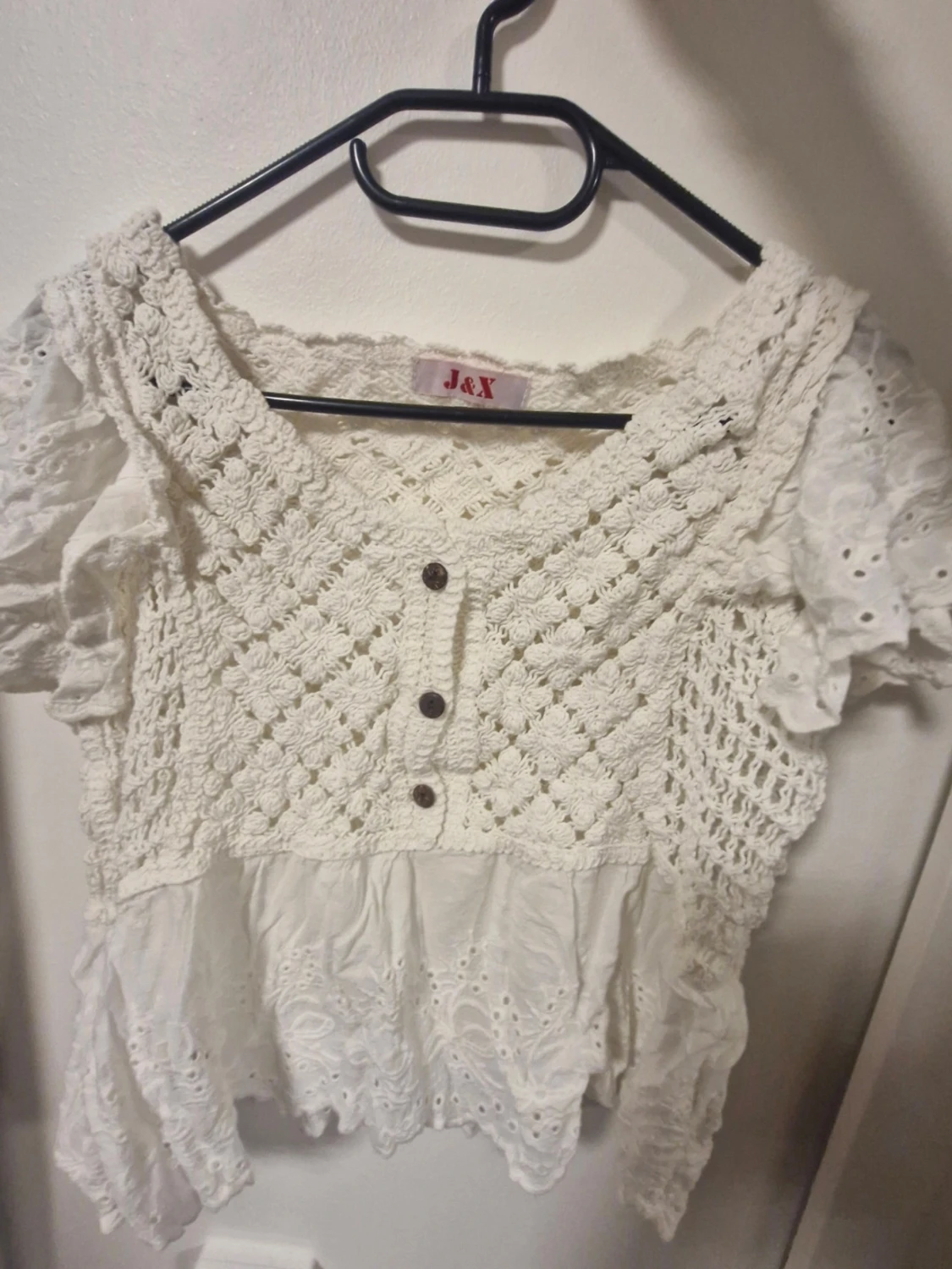 Vit sommrig blus med spets och volang 