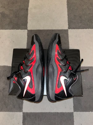 KD 17 black university  - Jätte bra basket skor gjorda av NBA stjärnan Kevin Durant, änbände dessa i ungefär i 3 veckor men de passade inte riktigt mig. Pris kan diskuteras