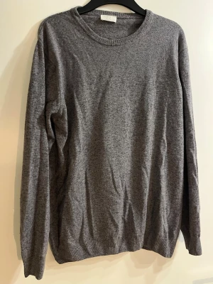 Stickad tröja - En stickad grå tröja från Filippo Riberti. Inga defekter på tröjan och den är endast använd ett fåtal gånger. Nypris 1000 kr pris går att diskuteras vid snabb affär