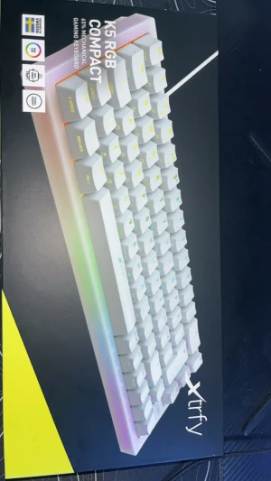 Xtrfy K5 RGB Compact - Xtrfy K5 RGB Compact är ett 65% mekaniskt gamingtangentbord med RGB-belysning. Tangentbordet är i nyskick, komplett med originalförpackning och tillbehör. Perfekt för gaming och skrivbord med begränsat utrymme. Svensk layout och hög byggkvalitet. Oanvänd