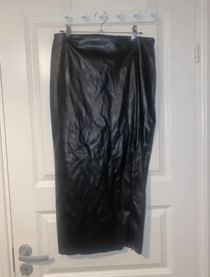 Skin imitation kjol - Använd 2-3gånger. Har en skits på benet. Lite i storlek.