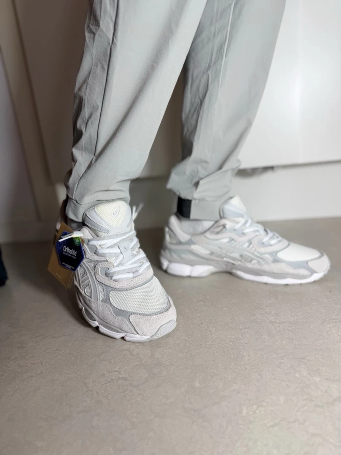 Vita Asics sneakers med mesh och mocka