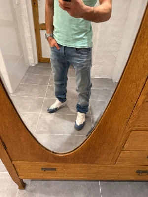 Replay jeans  - Ett par snygga byxor från Replay i storlek W33 L32 i modellen Anbbas 