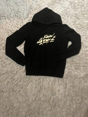 Saint Laurent hoodie - En saint Laurent hoodie som jag säljer pga att den inte passade, har man frågor så e de bara att skicka.