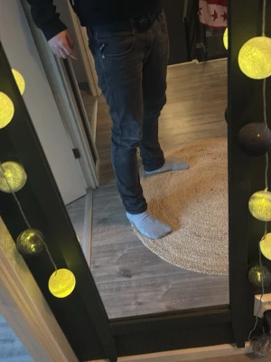 Replay Anbass svarta jeans, 32/34 - Svarta Replay Anbass jeans med snygg tvätt och klassiska fem fickor. Slimmad passform och raka ben, midwaist. Materialet är stretchigt jeans, vilket gör dem bekväma och följsamma. Diskret Replay-logga på bakfickan och detaljer vid linningen. Liten slitning på dem därav priset.