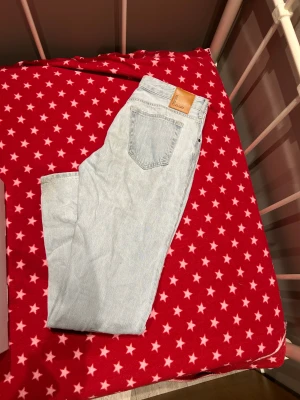 Never Denim Jeans - Säljer mina Never Denim jeans då dem va för små, dem är i storlen 28 i midjan och 30 i längden, väldigt sköna och långa i benen för längre tjejer