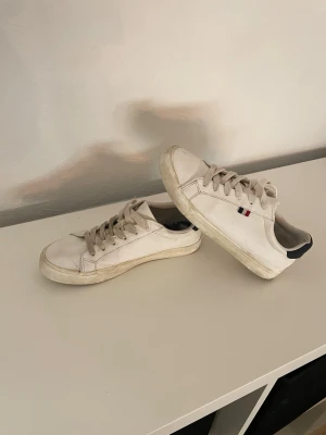 Pier one skor  - Säljer dessa Pier one skor från zalando i storlek 38.Dm för frågor.Priset är ej hugget i sten.På bild 5 så har skinnet gått sönder lite men annars finns det inga andra defekter 