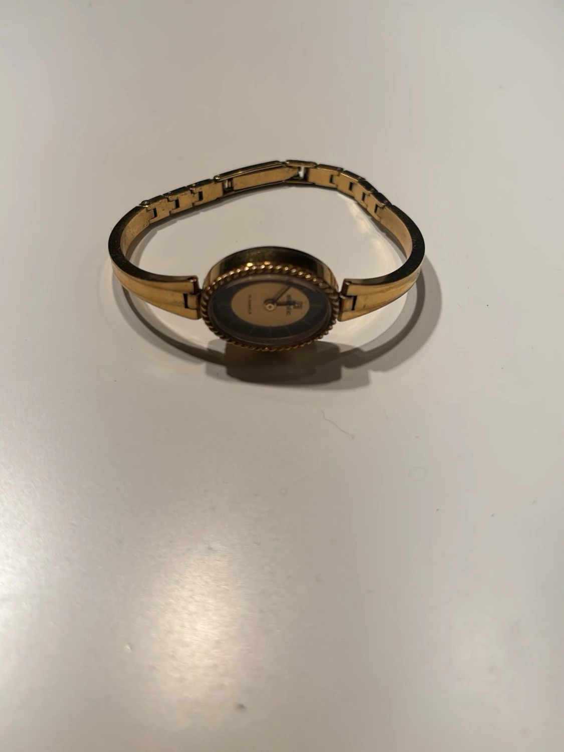 Tunn klocka i guld  - 1