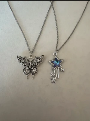 Silverhalsband x2 fjäril + stjärnfall - Perfekta julklappen 🌲  Säljer smycken som skapats som hobby av mig och dottern.   Halskedjor är 50cm.  Bilder på berlock kan vara missvisande så är det viktigt så fråga gärna om mått 🌹  Smycken är inte av äkta guld/silver .   Inga bud godtas då priserna är så billiga❤️