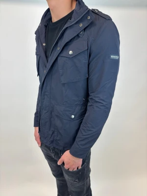 Woolrich Jacka  - Hej! Säljer nu denna väldigt snygga och eftertraktade Woolrich Fieldjacka! Jackan är slutsåld överallt och går inte att få tag på… jackan är perfekt nu till vintern, Storlek S, Ny pris: 6000 kr Säljs för: 1499 kr