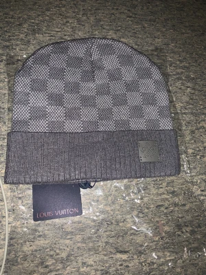 L och V mössa  - Perfekta mössan för dig, denna mössan är väldigt populär för dens vackra modell och dens värme, passa på innan den är såld!!