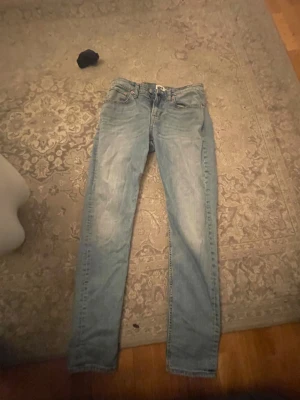 Ljusblå jeans från 157 - Säljer ett par ljusblå jeans från lager 157 med klassisk femficksdesign och raka ben. Jeansen har en snygg tvättad look och är tillverkade i mjukt denimtyg. Passar dig som gillar enkel och stilren streetstil. Har aldrig använt den och lappen är fortfarande på💘💘
