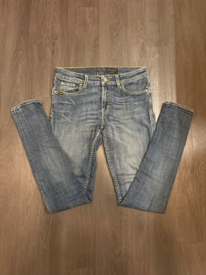 Tiger of sweden  - Säljer ett par riktigt snygga Tiger of sweden jeans i mycket bra skick. Riktigt snygg tvätt. Jeansen är i storlek 28/32. Passar perfekt för dig som är mellan 165-180 och väger mellan 50-65 kg. Nypris är över 1200kr och säljer dom för endast 349. Köp gärna!