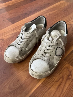 Philippe Model - Säljer nu dessa feta Philippe model skor! Skick 6/10 dom är använda men har fortfarande mycket kvar att ge. Storlek 42. Sulan har släppt ibak därför de billiga priset. Men de går att limma. Nypris ca: 3200kr. Priset är inte hugget i sten. Skriv vid funderingar!🙌