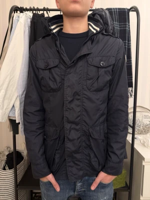 Moncler fieldjacka - Moncler fieldjacka - storlek xs (killen på bilden är 173) - skick 8/10 - fler frågor? Kontakta mig!
