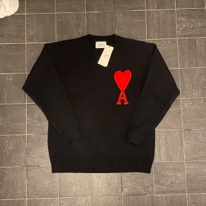 Ami Paris tröja - Snygg Ami Paris tröja till bra pris, storlek small, skick ny med prislapp, skriv gärna vid intresse