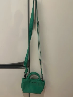 Daily Paper Pianim Bag in Absinth Green - Mini och i super bra skick. Köpt 2023. OBS liten 12cm x 15cm!! Äkta 