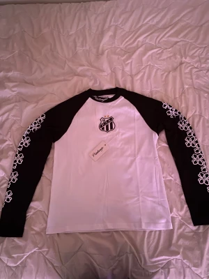 Préstanza longsleeve - Hej! Säljer en longsleeve samt en Brasil colletion med tröjan! Den är helt ny och fick den hos en giveway hos deras hemsida! Då den inte riktigt var min stil som jag märkte av! Står även sjukt fint text bakom tröjan som sticker ut mer. 