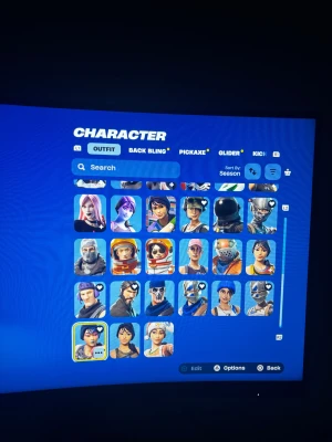 Playstation 5 med Fortnite-konto - Fortnite-konto till salu som har många exklusiva skins, back blings och pickaxes.  Kontot är i perfekt skick. Perfekt för dig som vill ha ett stort urval av karaktärer och tillbehör direkt från start.