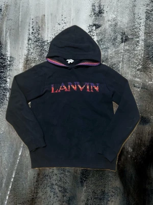 Lanvin - Riktigt skön hoodie från lanvin. Tröjan har en riktigt fet design på bröstet och i luvan. Tröjan är i perfekt skick inga hål eller små slitningar. Skickar samma dag eller dagen efter köp!