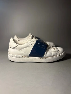 Valentino open skor  - Valentinos opens.                                                          Size 42 fits 42.                                                                 Restyle fashion 