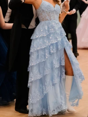 Ballklänning - Super fin ljusblå ballklänning med en slit, har användat bara en gång så i en jätte bra skick!! Storlek M o jag är 170cm! Köpte i en klänningbutik i Helsingfors