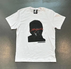Yung lean Stockholm 2025 T-shirt  - Vit Yung Lean T-shirt i storlek L från Stockholm konserten 2025. Använd fåtal gånger och i bra skick. Kolla in min sida för liknande T-shirts. Möts i Stockholm eller fraktas