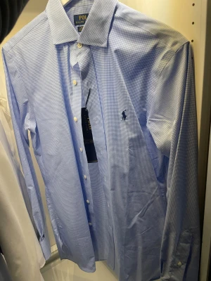 Blårutig slim fit skjorta Polo Ralph Lauren -  Säljer en blårutig skjorta från Polo Ralph Lauren i slim fit-modell storlek M. Helt oanvänd och prislapp sitter fortfarande på. 
