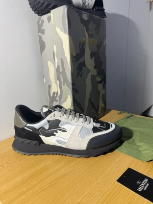 Valentino rockrunners  - Säljer nu ett par as feta valentino rock runners i storlek 44. Helt nya aldrig använda. Perfekta nu för vintern❄️  Box,påse och kort medföljer vid funderingar tveka inte på att skriva ✍️ 