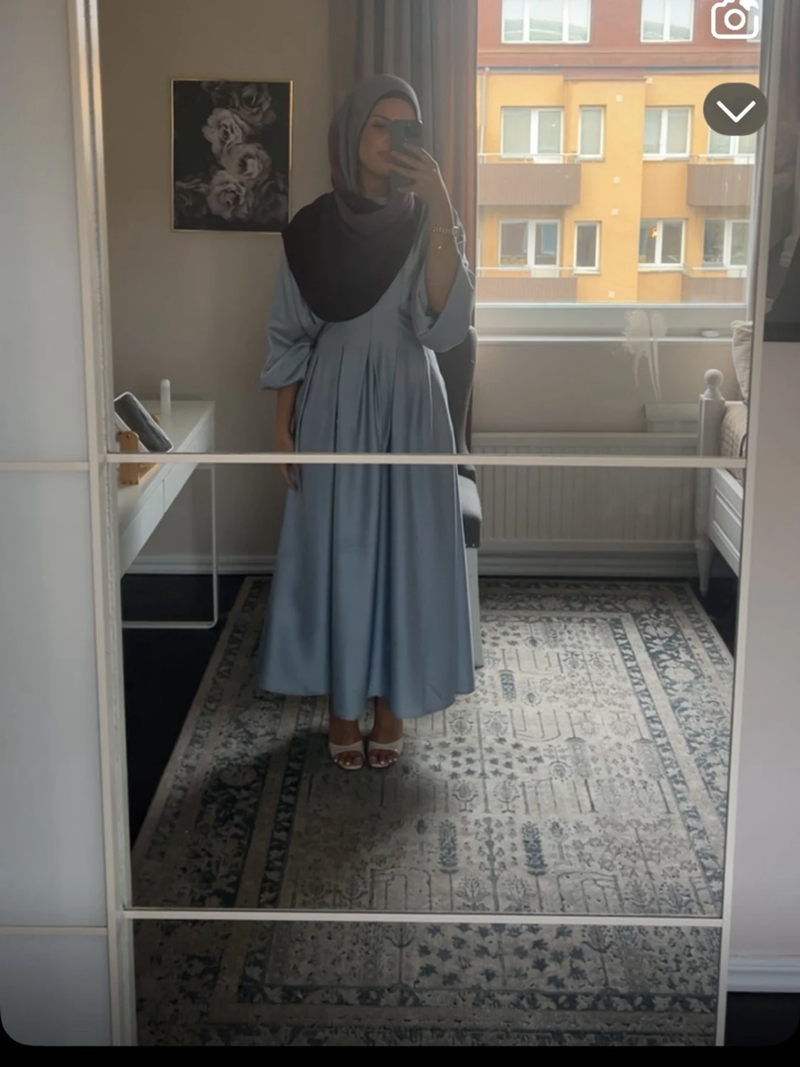 Ljusblå långklänning med vida ärmar - 1