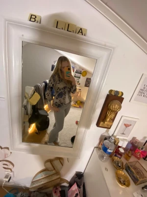 Blommig kofta - Säljer en blommig blus från Kenar i storlek S. Den är skön och snygg💓