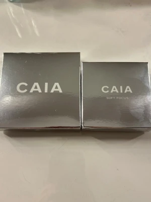 Caia puder och puderpuff  - Säljer då jag har dubbletter, helt nya och osnävnda. Nypris 500:-