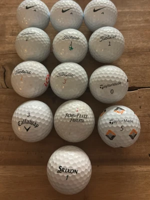 Blandpack golfbollar! - 1Säljes: Blandat premium-paket med 13 kvalitetsgolfbollar  Letar du efter riktigt bra golfbollar utan att behöva betala fullpris? Då är det här paketet perfekt för dig! Här får du 15 stycken bollar från välkända och pålitliga märken som Titleist, Nike, TaylorMade, Callaway, Srixon och Top Flite – flera av dem riktiga favoriter både bland amatörer och bättre spelare. Kom gärna med frågor om ni undrar över nåt!😁