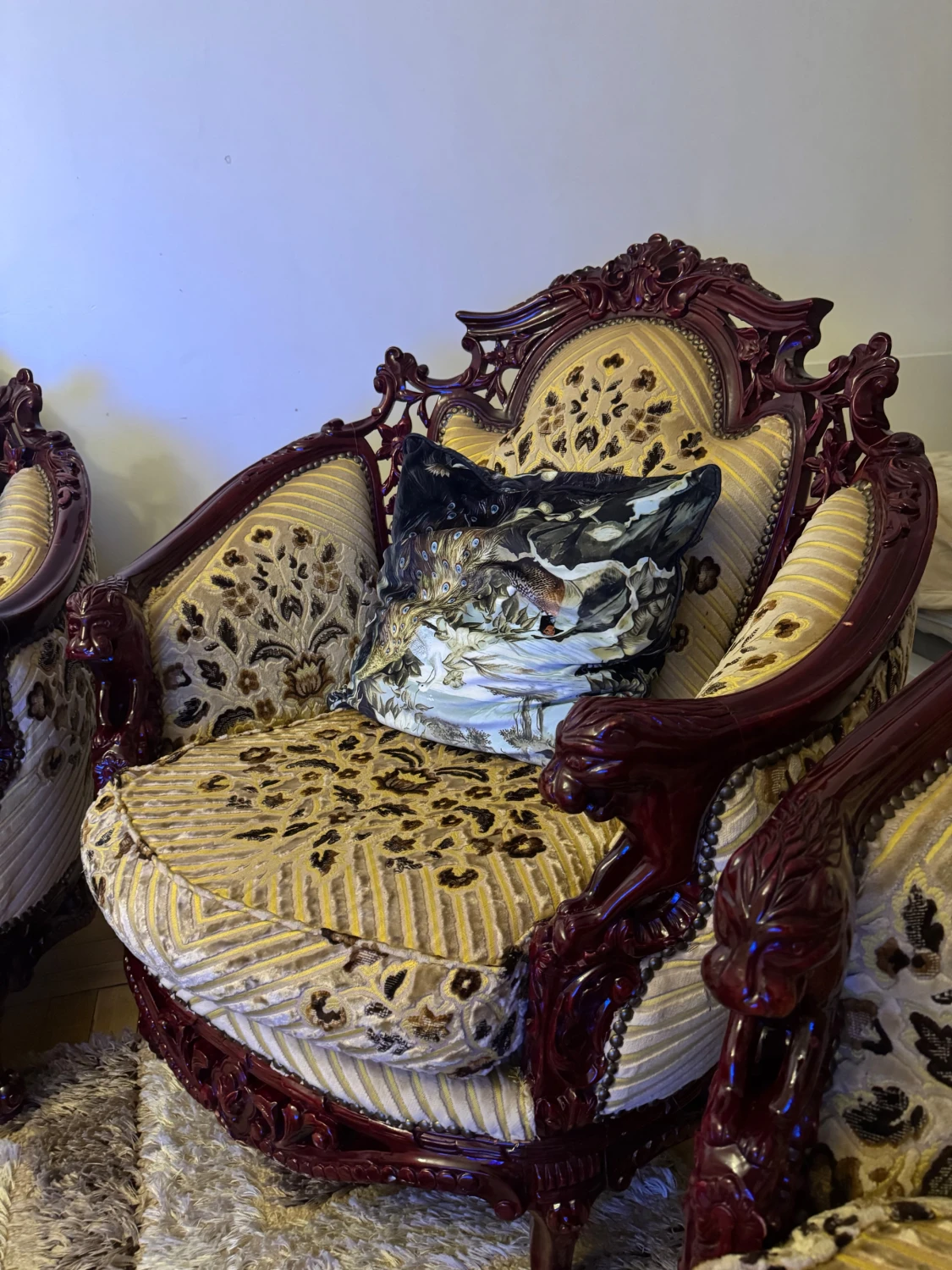 Soffa, fåtöljer, bord, matta - 2