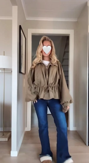 Jacka  - Helt ny med prislapp kvar! Köpte två storlekar 