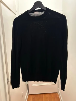 Merino wool tröja ASKET - En svart merino wool tröja från ASKET i mycket bra skick. Nypris ligger på runt 1199kr men här kan du köpa den för bara 349kr. Vid fler frågor är det bara att skriva!