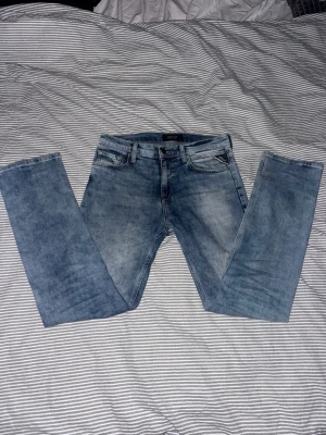 Replay ljusblå raka jeans - Säljer ett par ljusblå jeans från Replay, storlek 14A, som passar en pojke 13-15 år 165-175cm. Org pris var 850kr, säljer för lite billigare eftersom dem har använts ett par gånger. Priset såklartkan diskuteras 