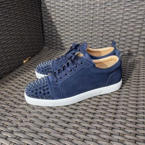 Louboutin Junior Spikes Navy - Sparsamt använda. Box samt tillbehör medföljer vid köp. Först till kvarn🙌🏻