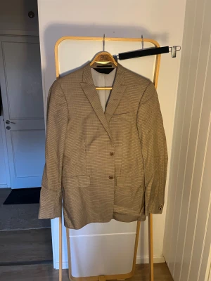 Kavaj Tiger of Sweden - Klassisk kavaj och lätt tyg med fina detaljer i fodret. Knappt använd och Stl 50