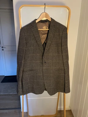 Kavaj Riley - Kavaj Riley i tunn tweed med snygga foderdetaljer. Knappt använd och Stl. 52.
