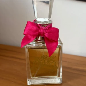 Viva La Juicy EdP 30ml - Juicy Couture Viva La Juicy Eau de Parfum, 30 ml. Cirka 20 ml kvar🤗