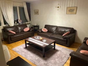 Ingen väst synlig på bilderna - Säljer komplett vardagsrumsset – soffor, bord, matta & satin-gardiner  Säljer ett fint och välskött vardagsrumsset som inkluderar:  • 3-sits lädersoffa  • 2 st 2-sits lädersoffor  • Soffbord  • Satin-gardiner (vita + bruna)  • Ljusrosa matta (nypris 2 000 kr)  • Dekorationskuddar  Allt är i bra skick och kommer från ett rök- och djurfritt hem.    Perfekt för dig som vill ha ett helt möblerat vardagsrum på en gång  Tavlorna följer även med ifall man vill.  Vid intres