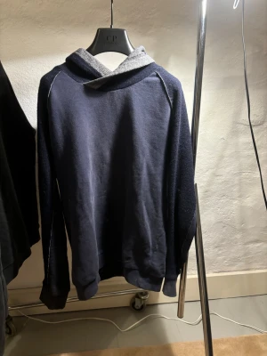 Dondup - Stilren hoodie från Dondup. Storlek S, ny pris 3000kr, mitt pris 349kr✅, färg mörkblå med gråa detaljer. Hör av dig vid funderingar 📩