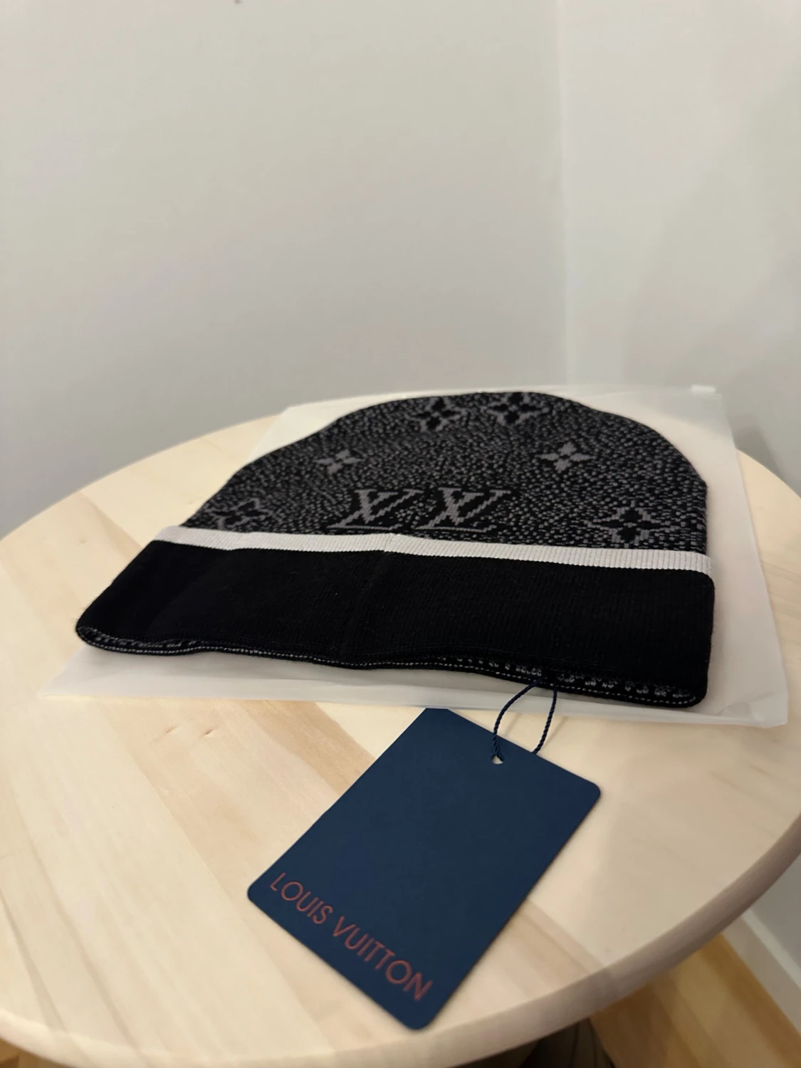 Svart och vit L och V mössa - 5