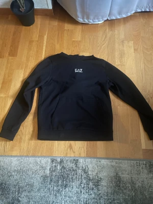 EA7 tröja med luva - Svart vit EA7 tröja storlek 160, kan sänkas vid diskussion 