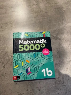 Matematik 5000+ 1b - En modern och färgstark mattebok för gymnasiet, perfekt för dig som vill lyckas med matte 1b. Anpassad för reviderad ämnesplan och fylld med tydliga övningar och exempel. Passar både för plugg hemma och i skolan.