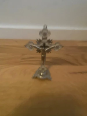 Krusefix stående - En fin ordament i metal med jesus på korset i metal stående monument.