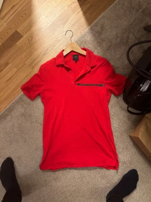 Röd pikétröja från Armani Exchange - Sparsamt använd Piké tröja från Armani Exchange, Storlek M 