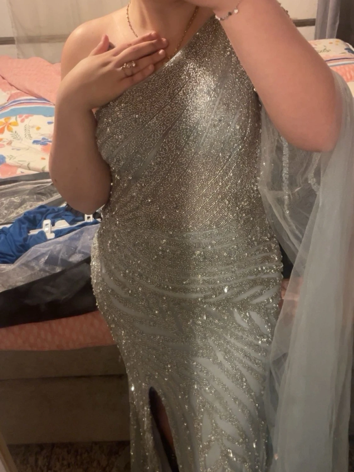 Glittrig silver one shoulder långklänning - 4