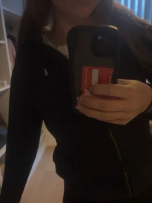 Marinblå zip-jacka från Polo Ralph Lauren - Snygg marinblå tröja från Polo Ralph Lauren med dragkedja,ljusrosa  logga på bröstet. De står xl men de är i barn storlek så största storleken för barn💞💞